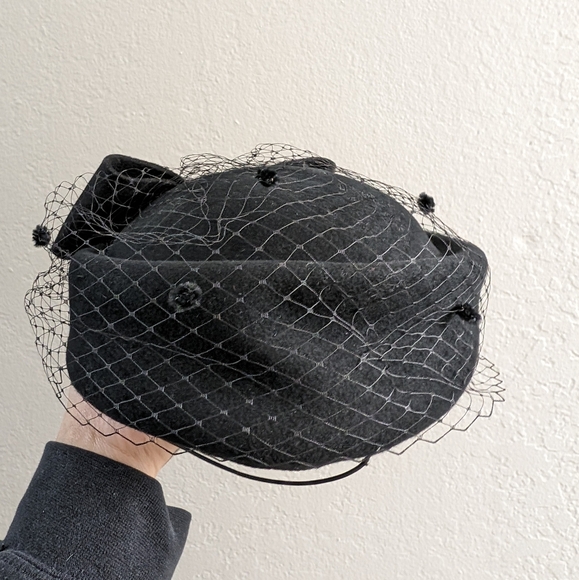 Classy Fascinator Black Lace Elegant Headpiece hat - Picture 4 of 8